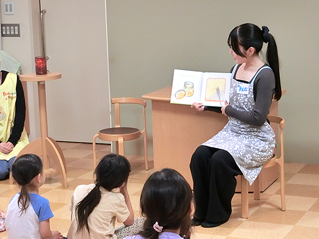 絵本読み聞かせ