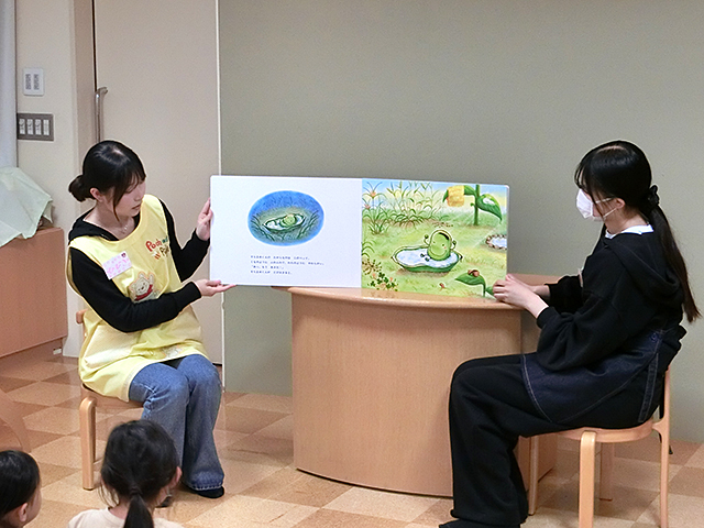 絵本読み聞かせ