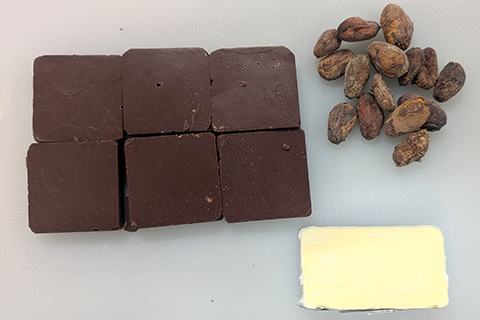 カカオ豆から18世紀風のチョコレートを作る