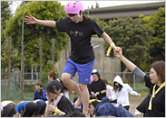 俺の背中をふんでいけ!