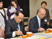 平沢勝栄顧問と青木区長