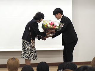 感謝の花束贈呈